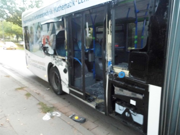 POL-PPWP: Lkw mit Linienbus zusammengestoßen