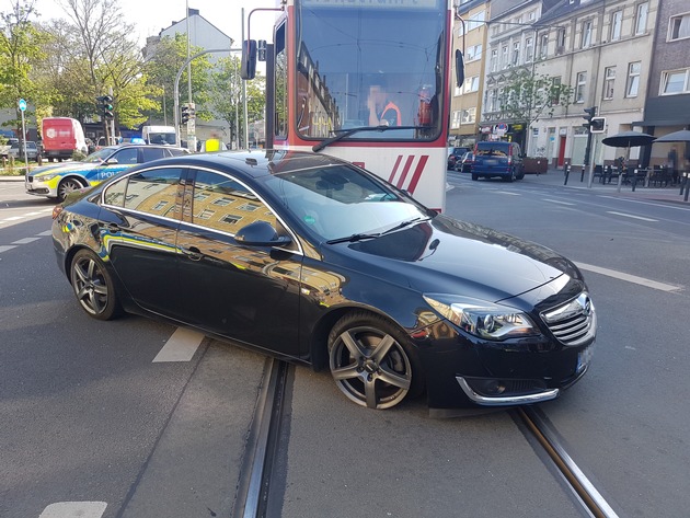 POL-DU: Hochfeld: Pkw gegen Straßenbahn - ein Verletzter
