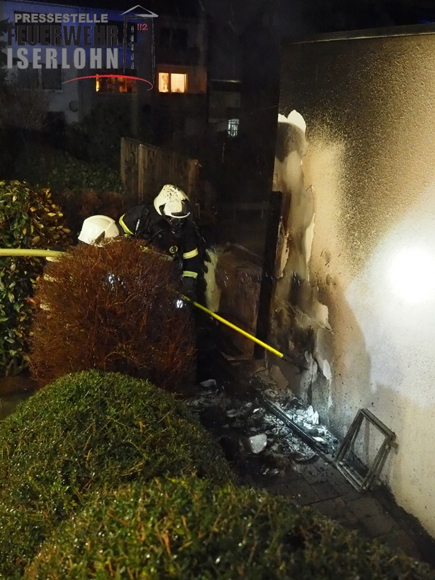 FW-MK: Mülltonnnen brannten - eine Ausbreitung auf eine Garage konnte verhindert werden