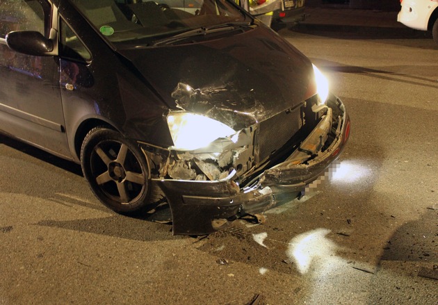 POL-ME: Ohne Führerschein und unter Alkoholeinfluss: Wuppertaler verursacht hohen Sachschaden bei Verkehrsunfall - Hilden - 1910039