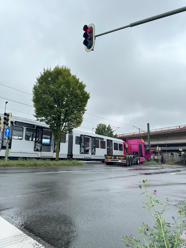FW-NE: Verkehrsunfall zwischen LKW und Straßenbahn auf der Düsseldorfer Straße | Zwei Personen verletzt