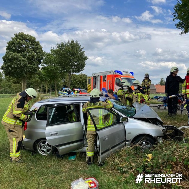 FW Rheurdt: PKW frontal gegen Baum: Feuerwehr befreit Fahrerin aus Unfallwagen