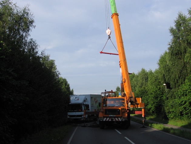 POL-WL: Lkw rutscht in den Graben ++ Fußgänger mit Spiegel gestreift und davongefahren ++ Zwei Fahrer unter Alkoholeinwirkung ++ und weitere Meldungen