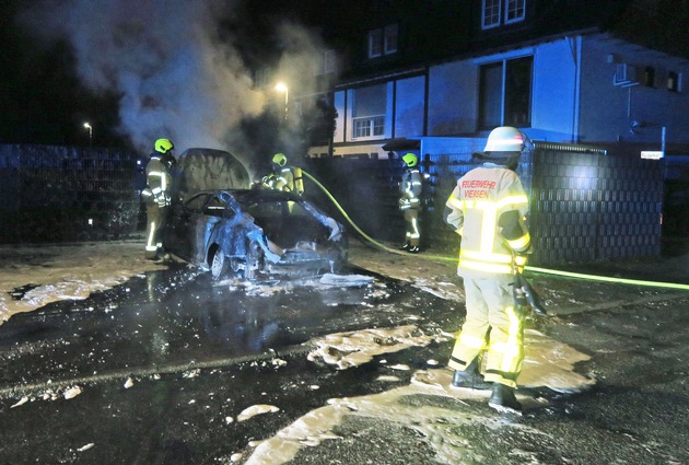POL-ME: Fahrzeug vollständig ausgebrannt - die Polizei ermittelt - Ratingen - 2103101