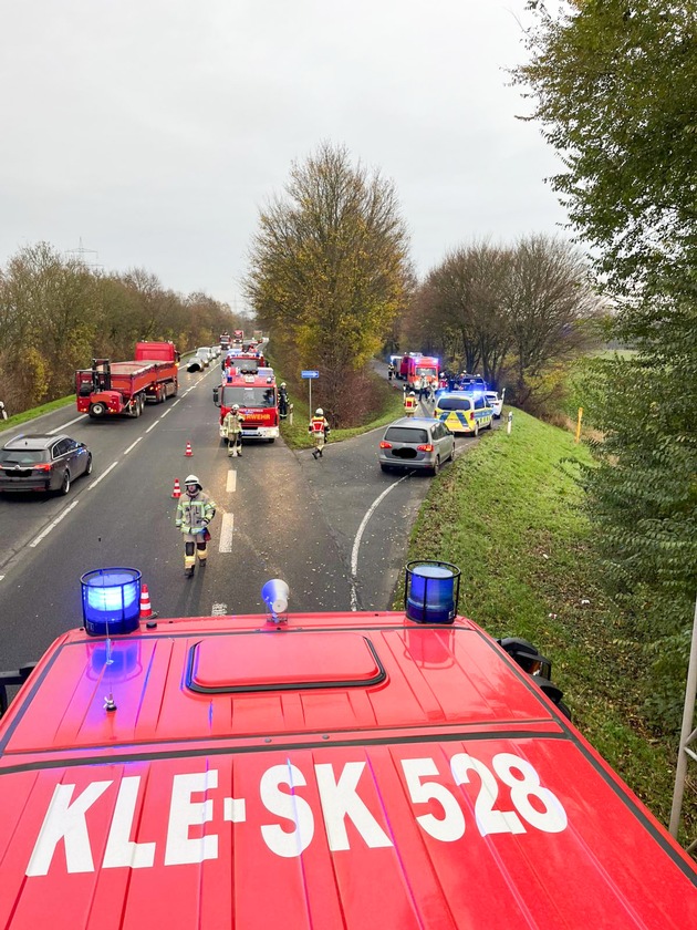 Feuerwehr Kalkar: Unfall auf der B 67