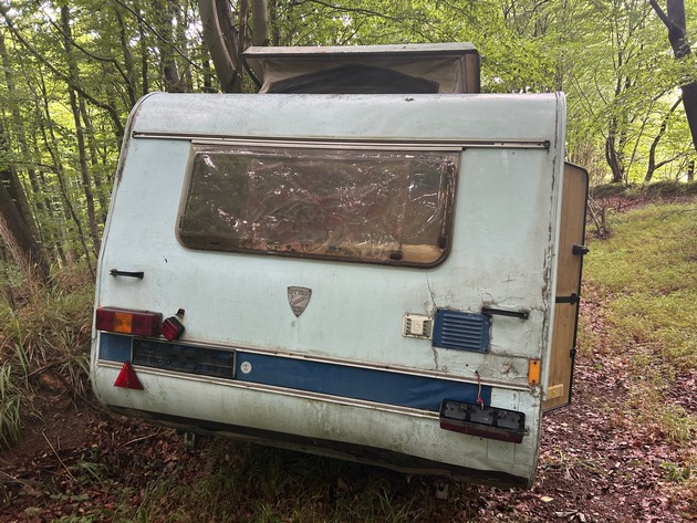 POL-KI: 250724.1 Giekau / Engelau: Wohnwagen illegal in Waldstück entsorgt