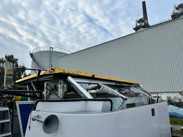 POL-DU: Gütermotorschiff rammt Brücke - Schiffsführer leicht verletzt