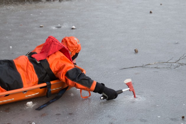 FW Menden: Wachabteilung übt Eisrettung