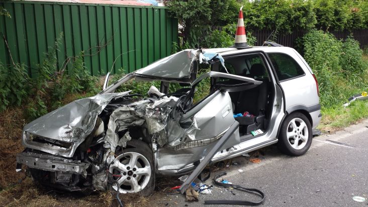 POL-HM: Schwerer Verkehrsunfall - Pkw-Fahrerin lebensgefährlich verletzt - Bundesstraße 1 stundenlang voll gesperrt