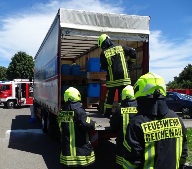 FW Reichenau: Gefahrgutunfall - LKW verliert Salpetersäure