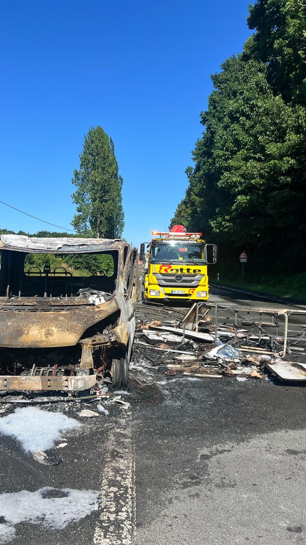 FW-WRN: Kleintransporter brennt auf der Selmer Landstraße vollständig aus
