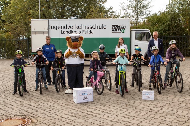 POL-OH: Strahlende Kinderaugen: Gewinner des Malwettbewerbs zu Besuch im Polizeipräsidium Osthessen