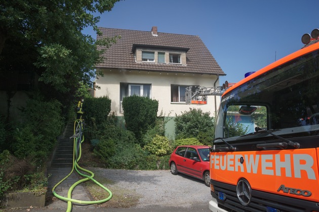 FW Menden: Einfamilienhaus nach Küchenbrand unbewohnbar