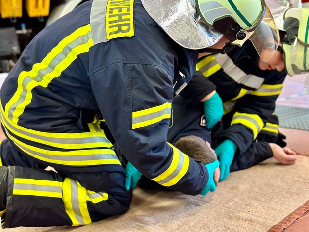 FW Hünxe: 13 neu ausgebildete Einsatzkräfte für die Feuerwehren Hünxe und Schermbeck