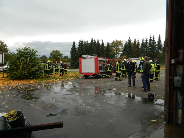 FW-RD: Feuer in Dachdeckerei in Aukrug-Böken (Kreis Rendsburg-Eckernförde)