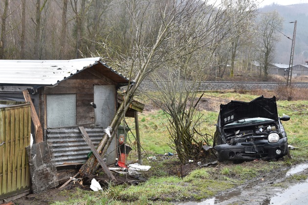 FW-OE: Schwerer Verkehrsunfall in Maumke, 6-jähriges Kind und 2 Erwachsene verletzt