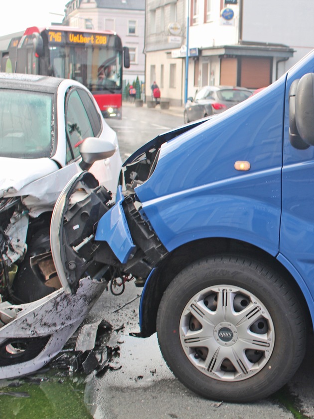 POL-ME: 13.000 Euro Sachschaden nach Verkehrsunfall - Velbert - 2104049