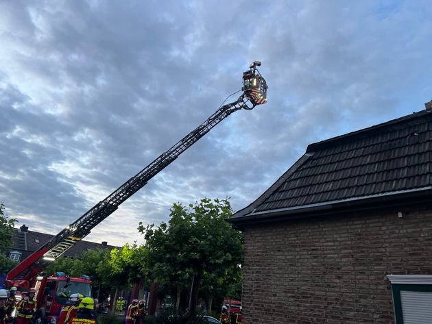FW Düren: Brand greift auf Wohnhaus über