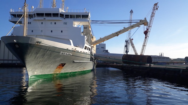 LWSPA M-V: Gründungspfahl für Offshore-Windturbine stürzt auf Frachtschiff