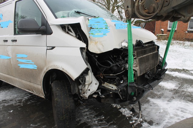 POL-NI: Verkehrsunfall auf winterglatter Straße zwischen Kreuzkrug und Großenvörde fordert eine leicht verletzte Person