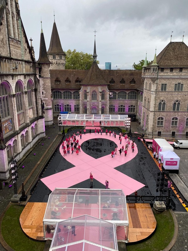 Brustkrebs-Aufklärungsaktion im PINK CUBE beim Landesmuseum in Zürich - heute und morgen I FOTOS