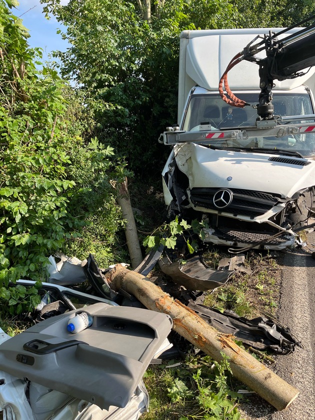 POL-AC: Unfall auf der B57 - stundenlange Sperrung und drei verletzte Menschen