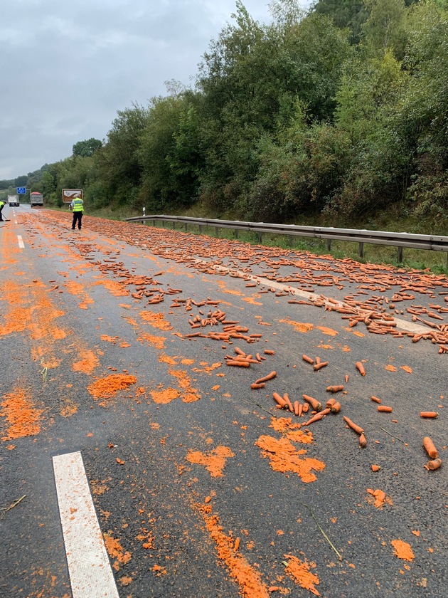 POL-BI: Lastwagen verliert eine Tonne Möhren auf der Autobahn