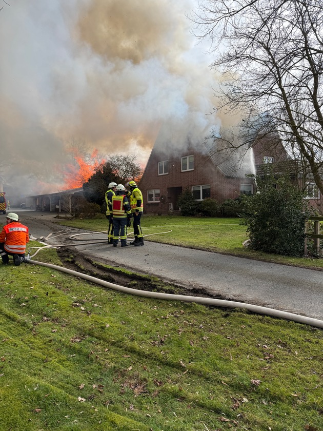 FW-ROW: Gro&szlig;brand von Wohnhaus mit Schwimmbad - Einsatz dauert &uuml;ber f&uuml;nf Stunden