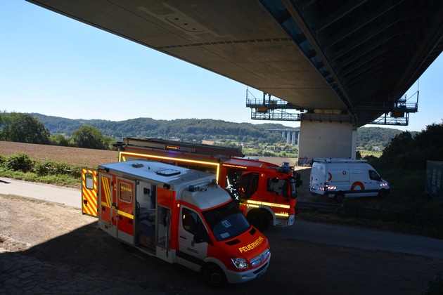 FW-MH: Schweißtreibende Rettungsaktion im Inneren der Ruhrtalbrücke.