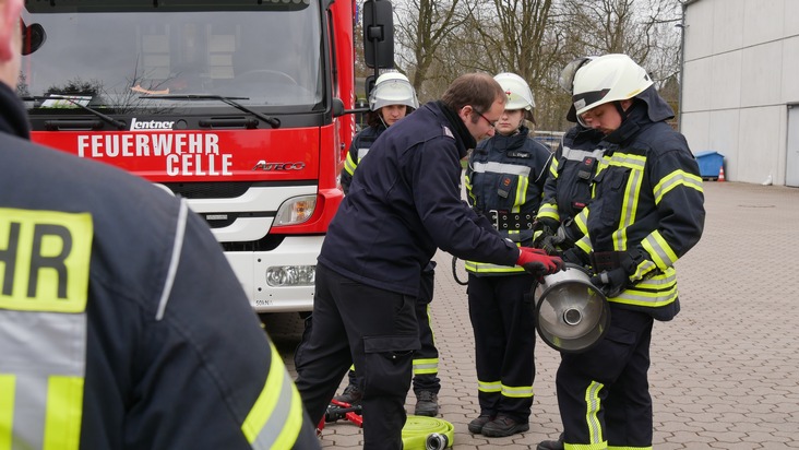 FW Celle: 20 neue Feuerwehrleute erreichen die &quot;Qualifikationsstufe Einsatzfähigkeit&quot; in Celle