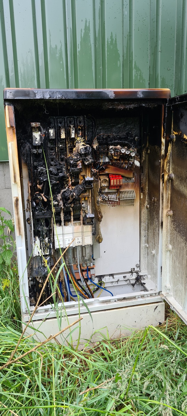 FFW Schiffdorf: Stromverteilerkasten brennt von Innen - Löschen gestaltet sich schwierig