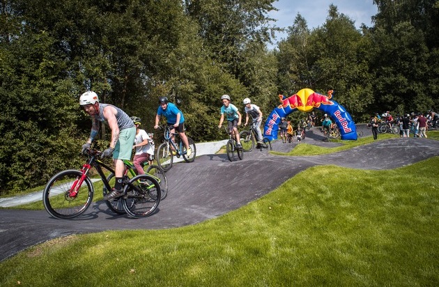 RadQuartier: Bayerns größter und erster Asphalt Pumptrack lädt zur Saisoneröffnung ins oberfränkische Selb ein / Über 15 Sportarten fahren und kommen auf diesem generationsübergreifenden Freitzeitareal zusammen