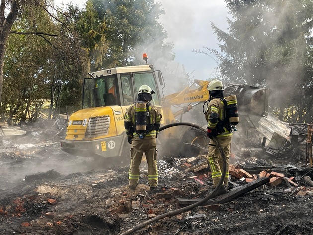 FW Lehrte: Laubenbrand im Wald bei Grafhorn