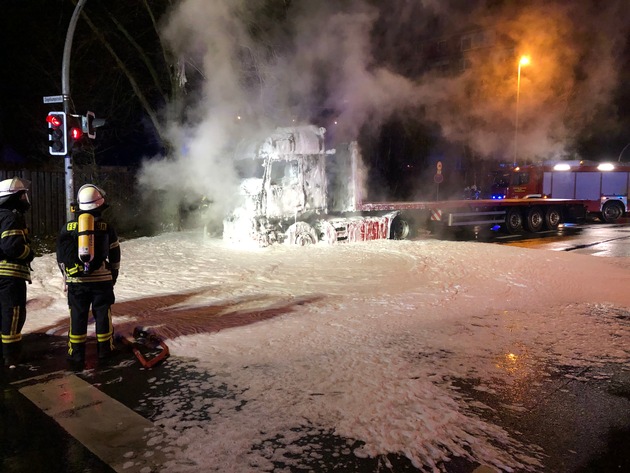 POL-NI: Nienburg-Verkehrschaos durch brennenden Lkw