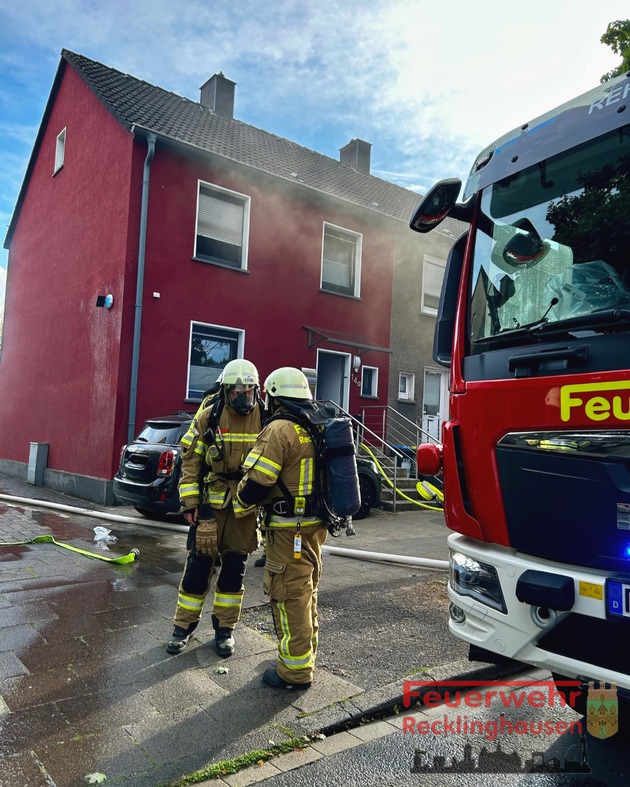 FW-RE: Brand auf Veranda greift auf Wohnhaus über - eine Person schwer verletzt