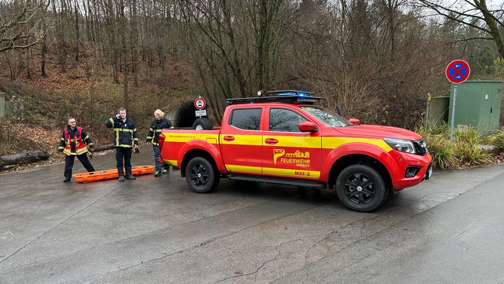 FW-EN: Feuerwehr und Rettungsdienst retten Frau aus Wald - Geländegängiges Fahrzeug leistet sehr gute Dienste!