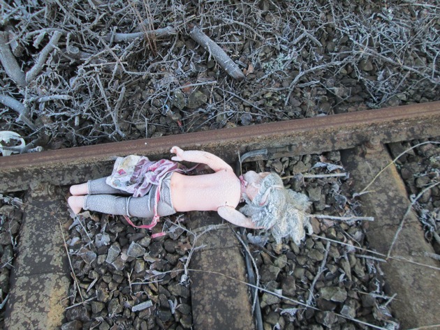 BPOL-BXB: Puppe im Gleis löste Polizeieinsatz aus