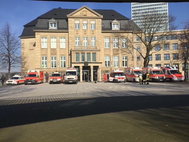 FW-D: Karnevalstage - Feuerwehr Düsseldorf zieht Bilanz: 2.002 Rettungsdiensteinsätze,  56 Feuermeldungen und 60 technische Hilfeleistungen