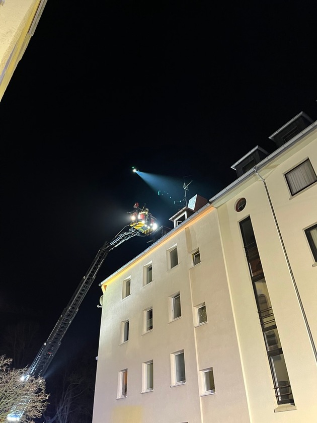 FW Bremerhaven: Erneuter Brand in der Straße An der Pauluskirche- Feuerwehr Bremerhaven bekämpft Feuer im Dachgeschoss