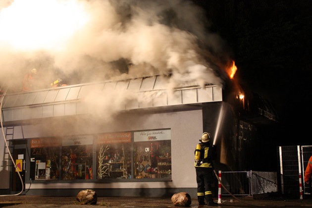 POL-WL: Flachdach eines Geschäftsgebäude brannte ++ Kradfahrer flüchtet und stürzt ++ Mit 1,75 Promille am Steuer ++ Unfallflucht, Zeugen gesucht