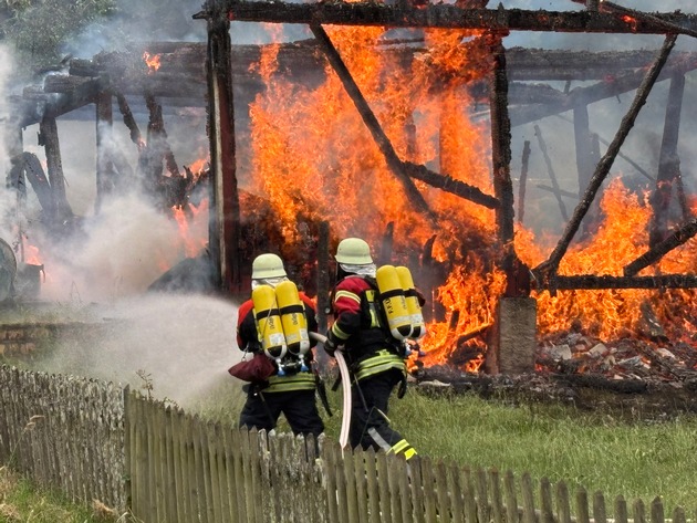 FW Überlingen: Landwirtschaftliche Scheune auf dem Haldenhof (Überlingen) in Vollbrand / Übergreifen der Flammen auf Gaststätte mit Fremdenzimmer verhindert / Keine Personen zu Schaden gekommen