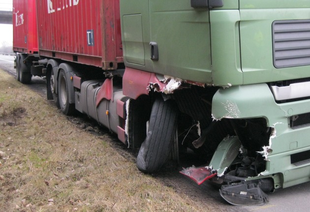 POL-WL: Scharmbeck - Schwerer Verkehrsunfall auf der A 39