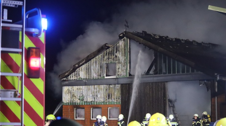 FW-SE: Feuer in Kuhstall - 72 Tiere gerettet