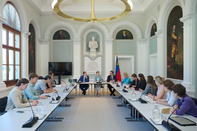 Internationale Medienakademie zu Besuch bei Regierungschefin Brigitte Haas
