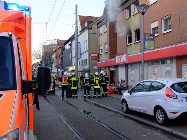 FW-GE: Wohnungsbrand in Gelsenkirchen Erle; 9 verletzte Personen, hoher Sachschaden