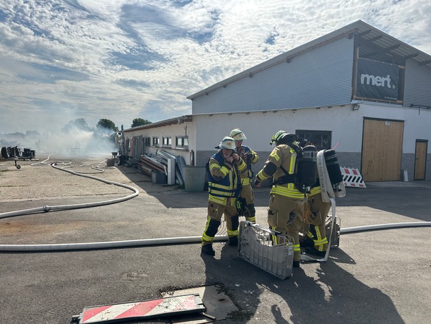 FW Weinheim: Containerbrand in der Bohäckersiedlung unterbricht Familienfest der Weinheimer Feuerwehr