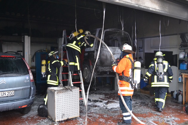 POL-HOL: Flammen schlagen aus Autogaswerkstatt   Großeinsatz der Rettungskräfte / 28-Jähriger leicht verletzt