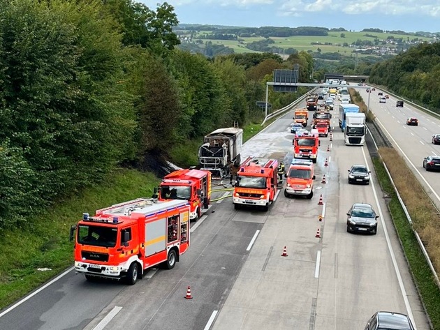 FW VG Asbach: LKW-Brand legt A3 bei Neustadt am Montagnachmittag lahm