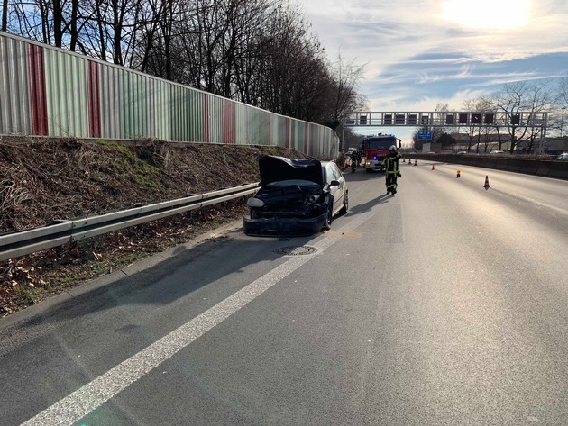 FW-BO: Verkehrsunfall mit zwei PKW und zwei Verletzten auf der BAB 40 in Bochum.