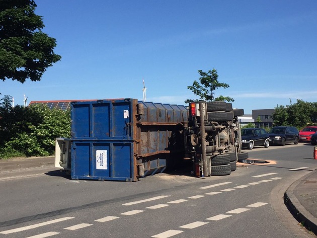 FW-DT: LKW umgekippt, eine Person eingeklemmt